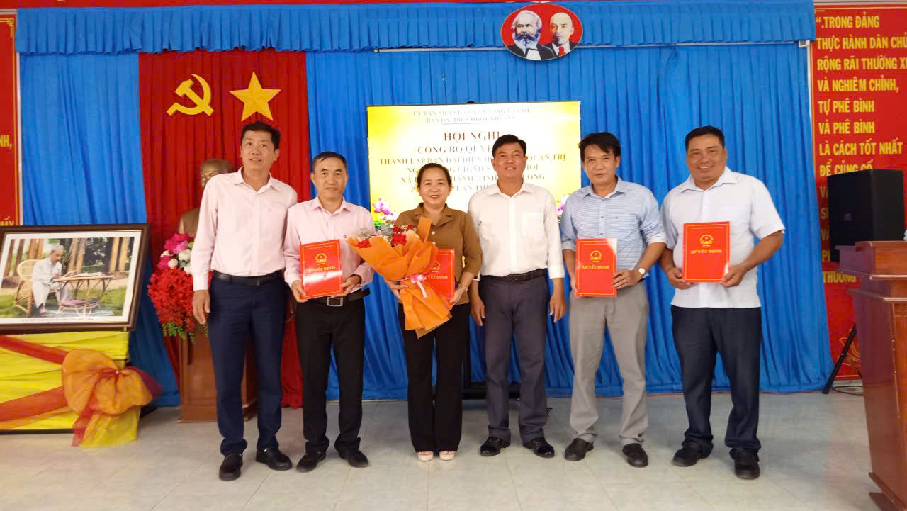 Phong Thạnh công bố quyết định thành lập Ban Đại diện Hội đồng quản trị Ngân hàng Chính sách xã hội xã