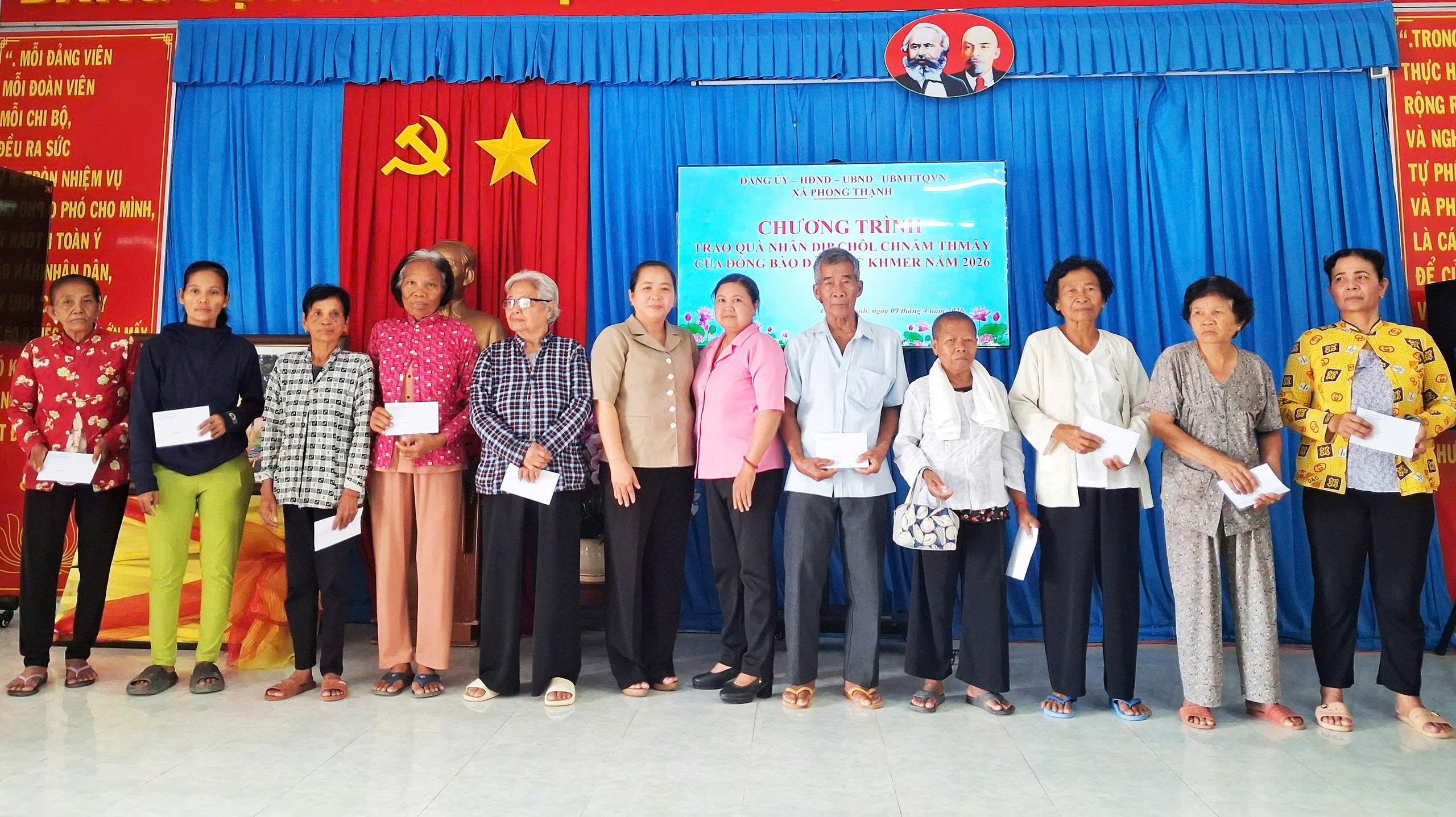 Phong Thạnh trao quà cho hộ nghèo, cận nghèo dịp Tết Chôl Chnăm Thmây 2026