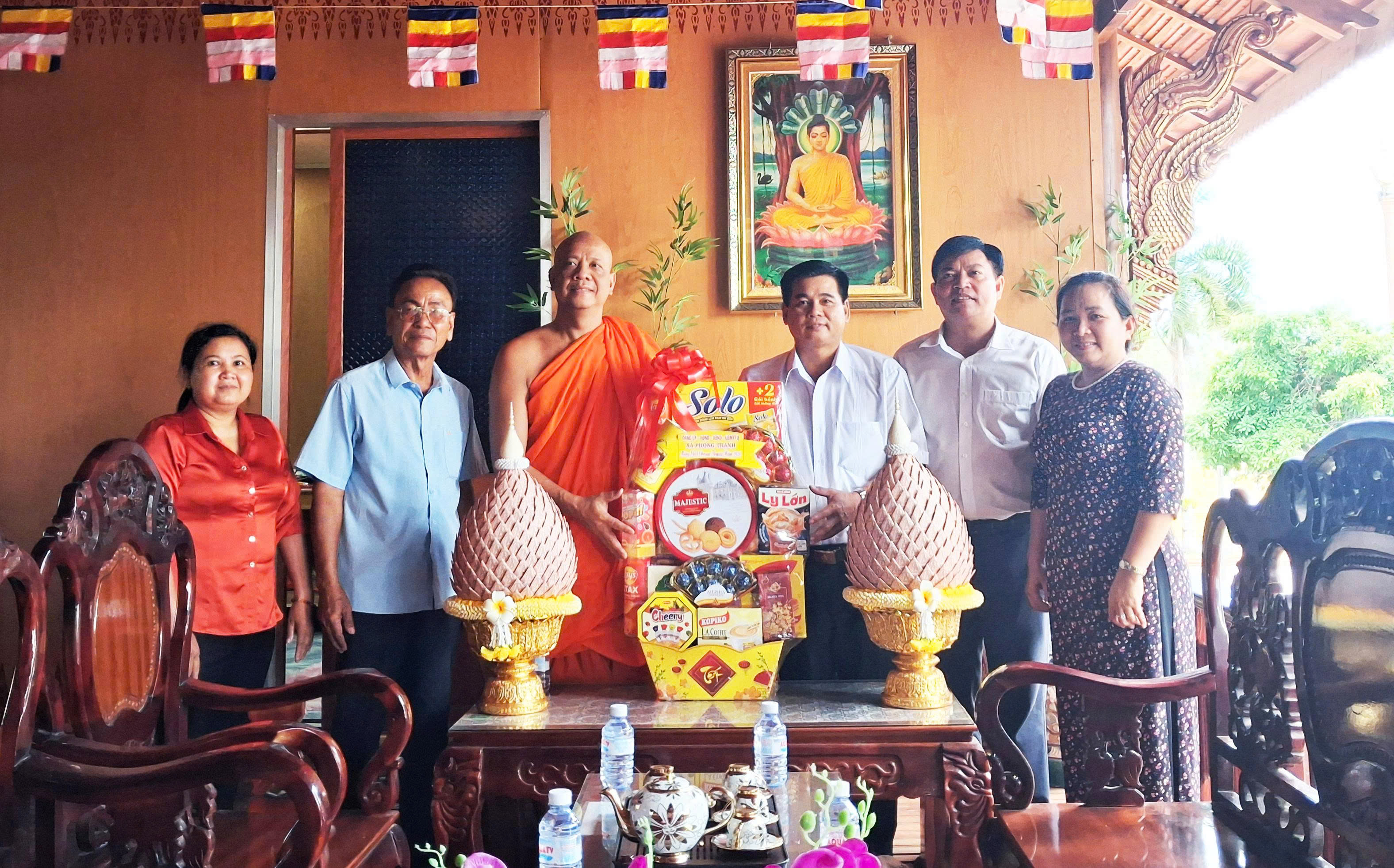 Đảng ủy, HĐND, UBND, UBMTTQ Việt Nam xã Phong Thạnh thăm tặng quà các điểm chùa nhân dịp Tết Chôl Chnăm Thmây