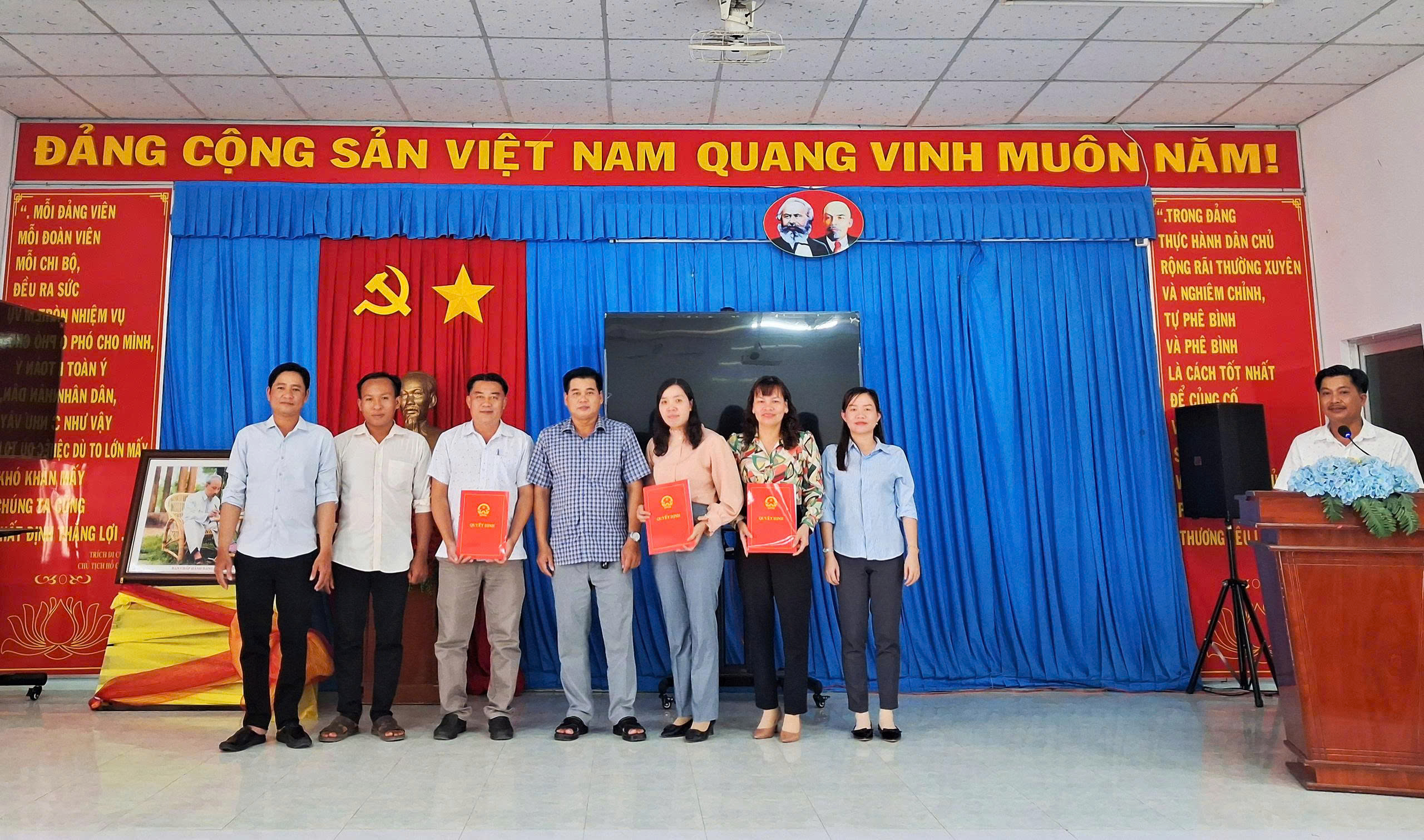 Hội đồng nhân dân xã Phong Thạnh trao quyết định Trưởng, Phó các Ban HĐND xã, nhiệm kỳ 2026–2031
