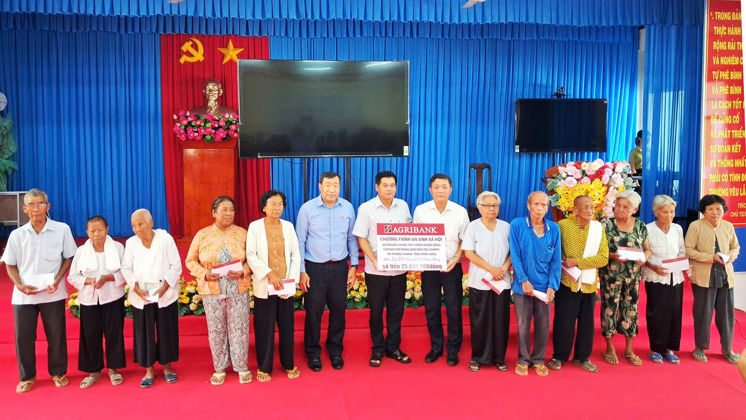 Đoàn đại biểu Quốc hội tỉnh trao tặng quà đồng bào Khmer dịp Tết Chôl Chnam Thmây 2026 tại xã Phong Thạnh