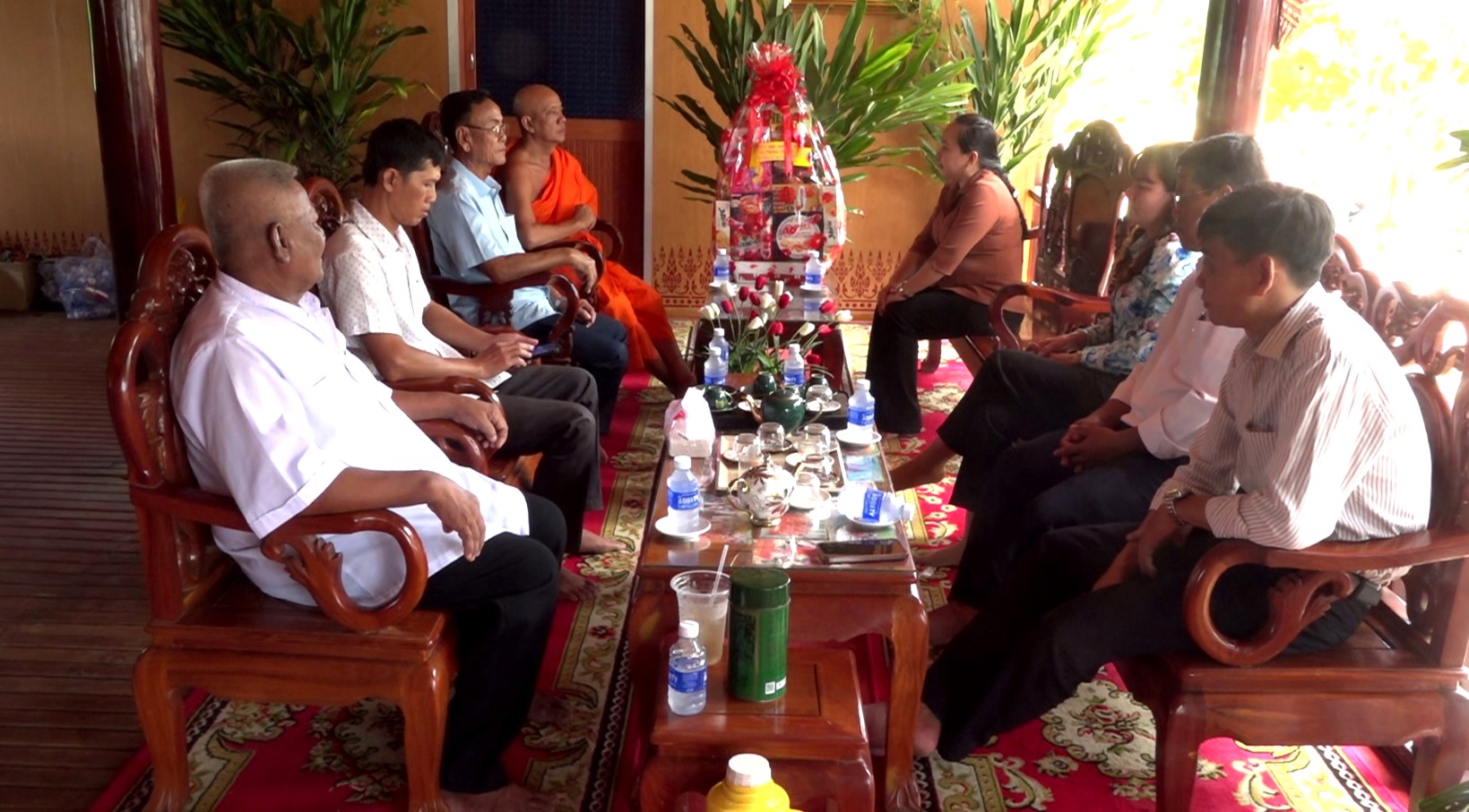 Lãnh đạo UBND xã Phong Thạnh thăm, tặng quà các chùa và gia đình chính sách nhân dịp lễ Sêne Đôlta năm 2025