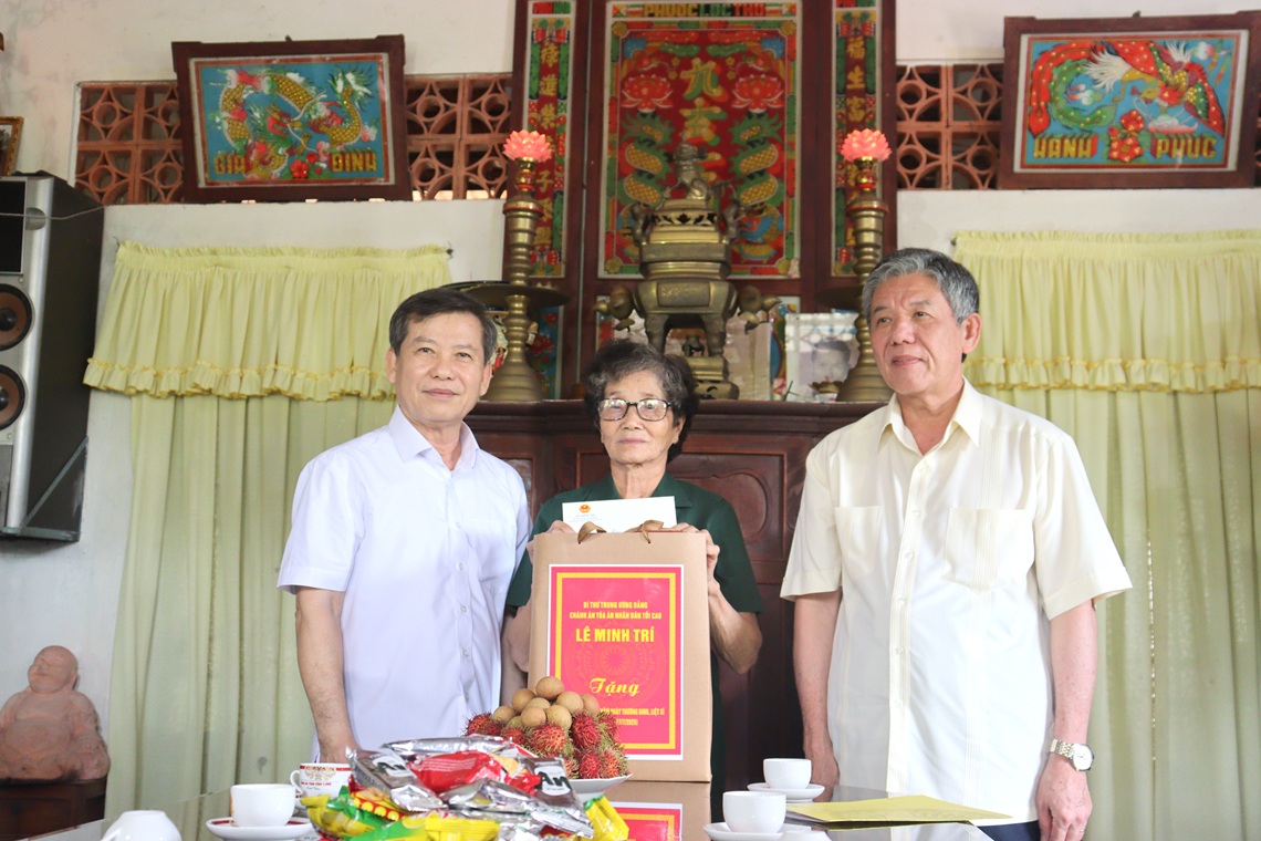 Bí thư Trung ương Đảng, Chánh án Tòa án nhân dân tối cao Lê Minh Trí thăm, tặng quà gia đình chính sách tỉnh Vĩnh Long