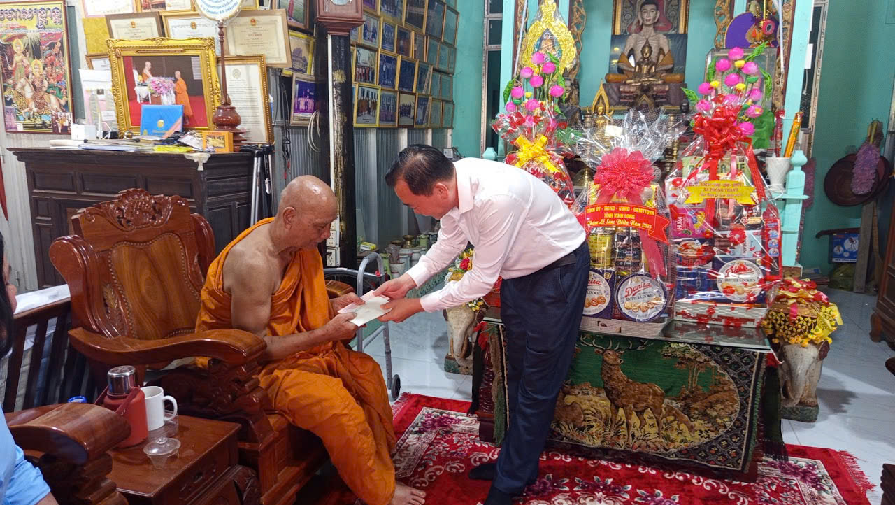 Phó Bí thư Tỉnh ủy, Chủ tịch HĐND tỉnh Vĩnh Long thăm tặng quà chùa khmer nhân dịp lễ Sêne Đôlta cổ truyền năm 2025