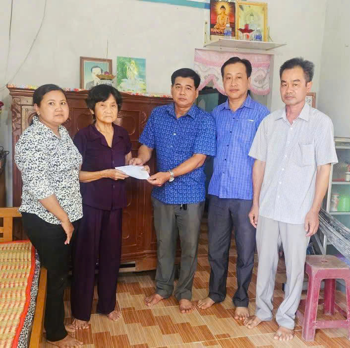 Phong Thạnh thăm, tặng quà gia đình chính sách, người có công nhân dịp 30/4