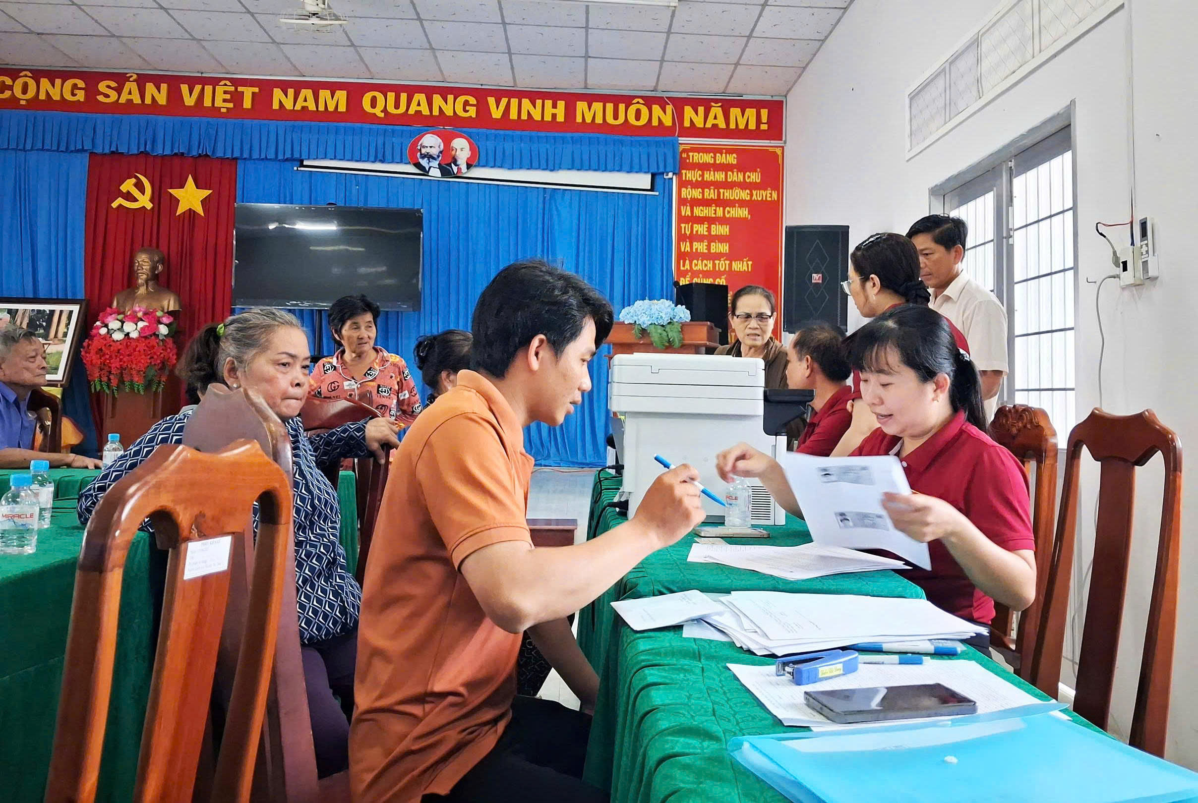 Phong Thạnh hỗ trợ mở tài khoản ngân hàng cho đối tượng chính sách thực hiện chi trả an sinh không dùng tiền mặt