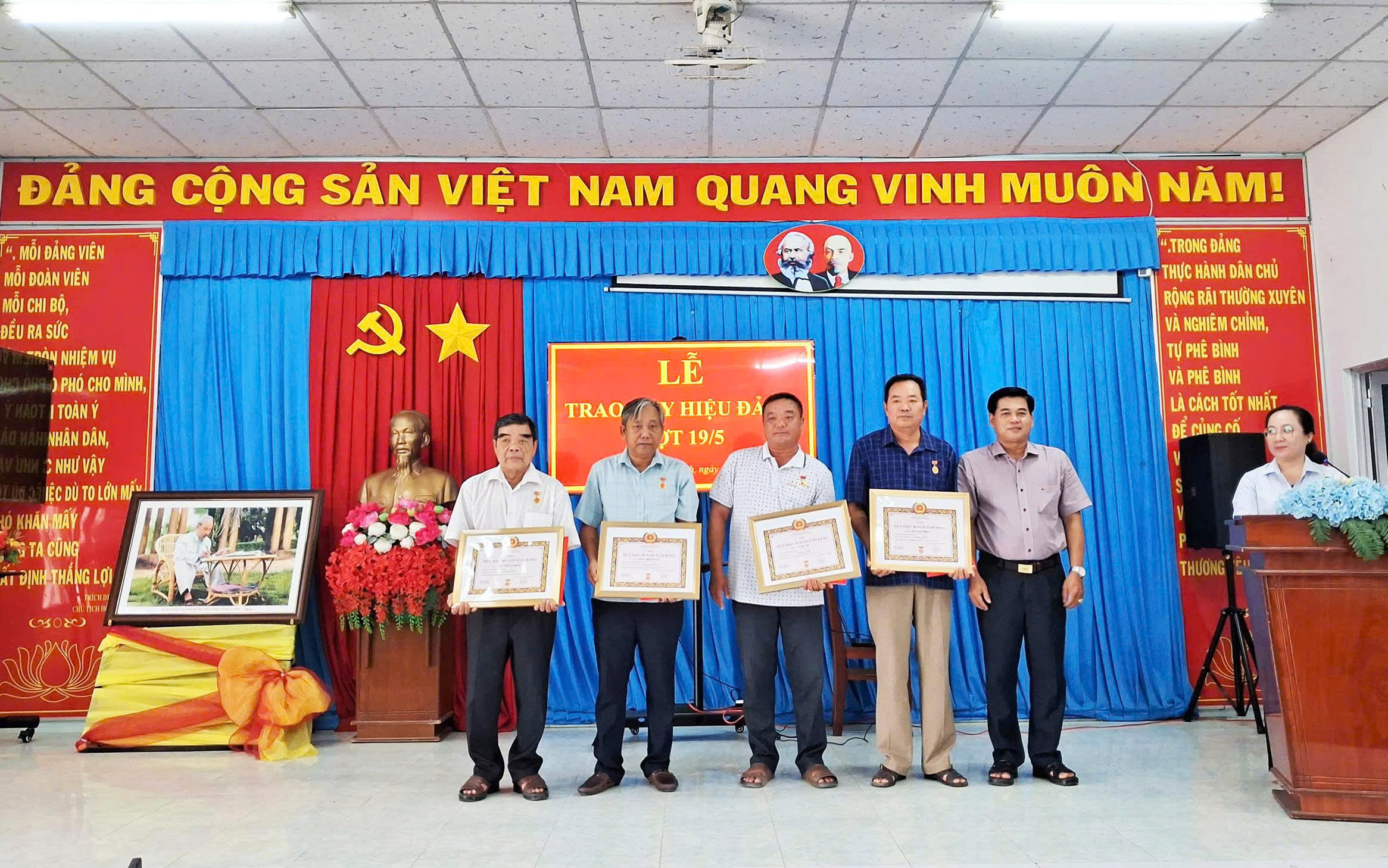 Đảng ủy xã Phong Thạnh trao Huy hiệu Đảng đợt 19/5 cho 04 đảng viên