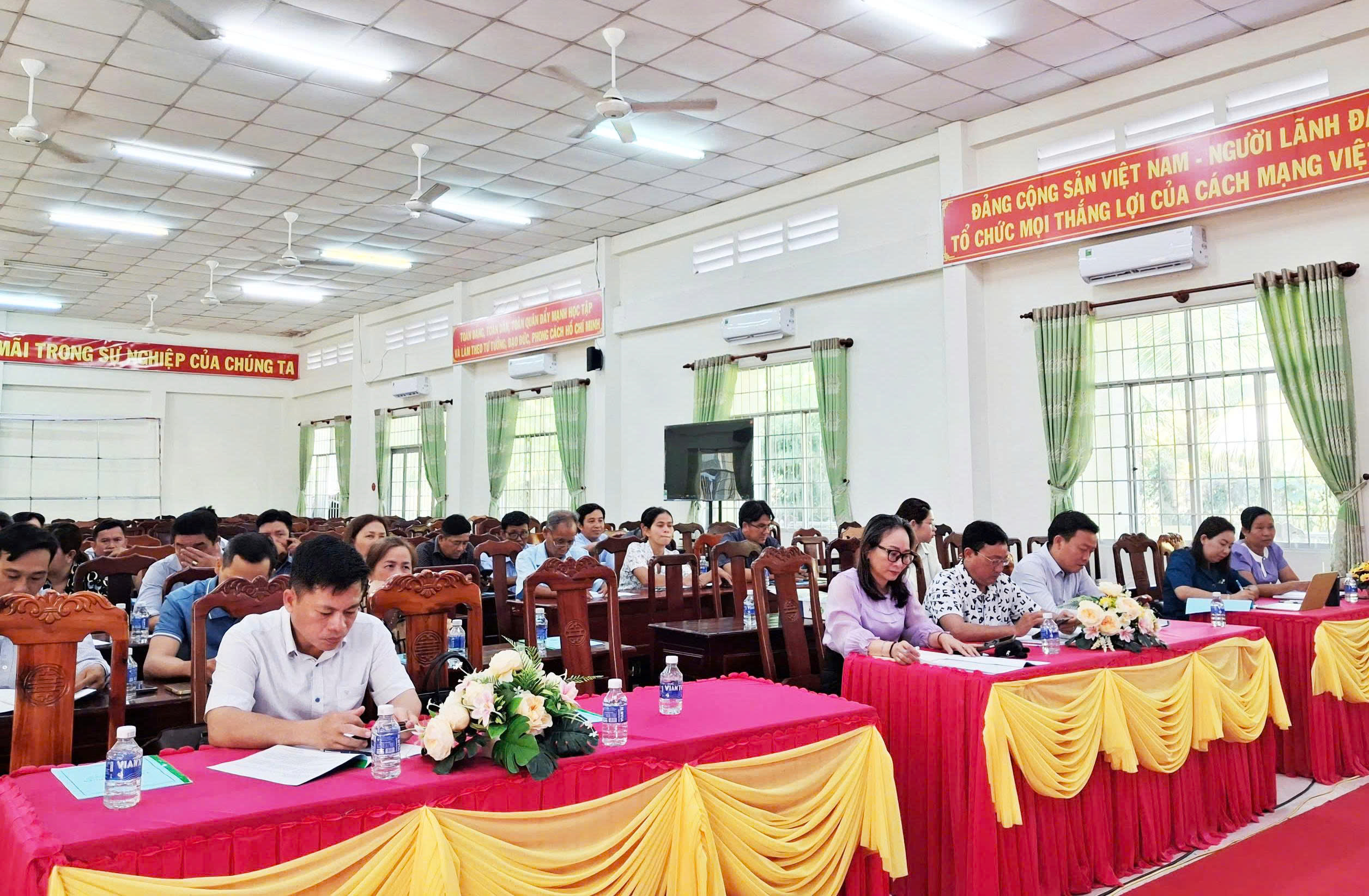 Tập huấn nghiệp vụ cho vay ủy thác đối với hộ nghèo và các đối tượng chính sách tại xã Phong Thạnh