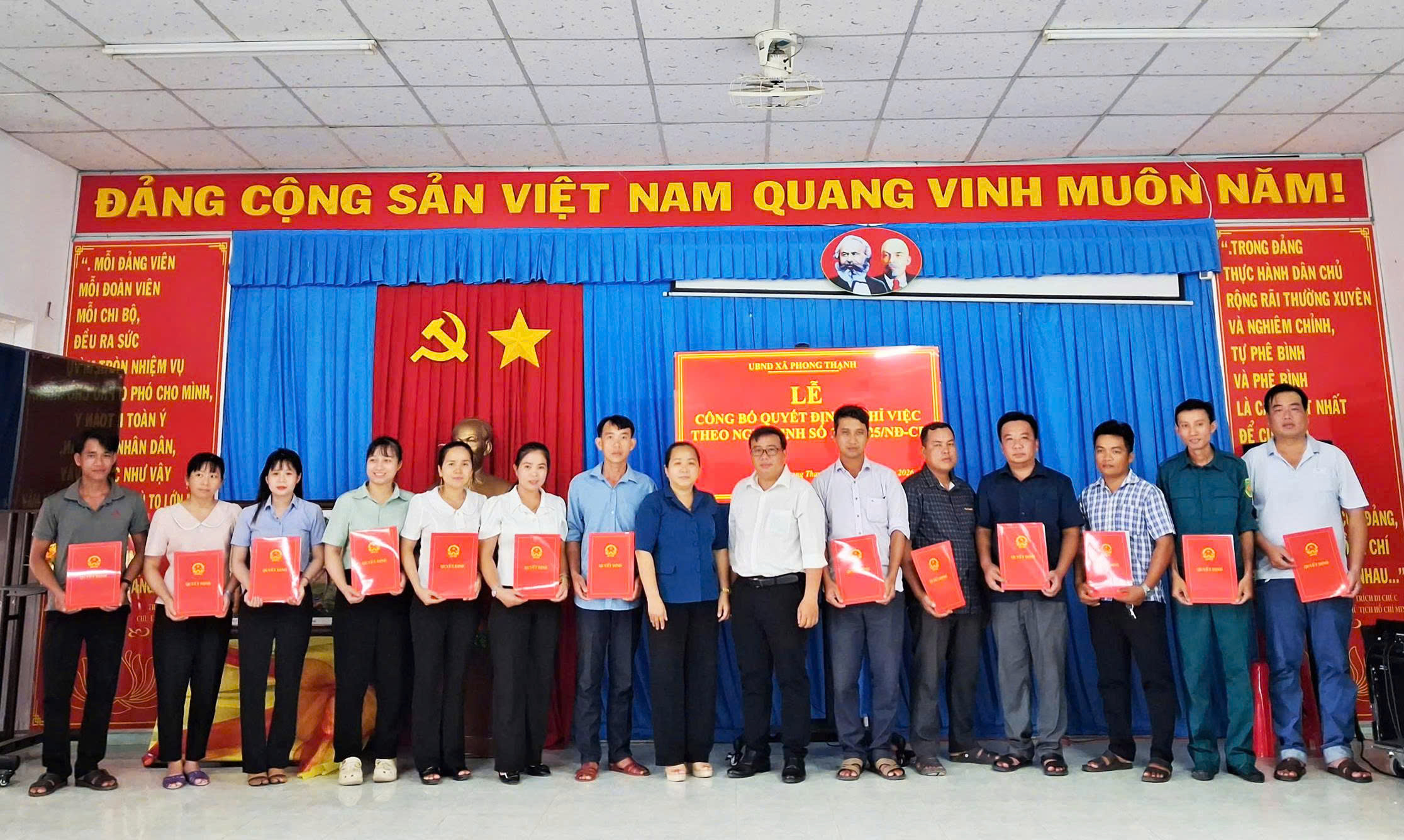 Phong Thạnh tổ chức Lễ công bố quyết định nghỉ việc theo Nghị định số 154/2025/NĐ-CP của Chính phủ