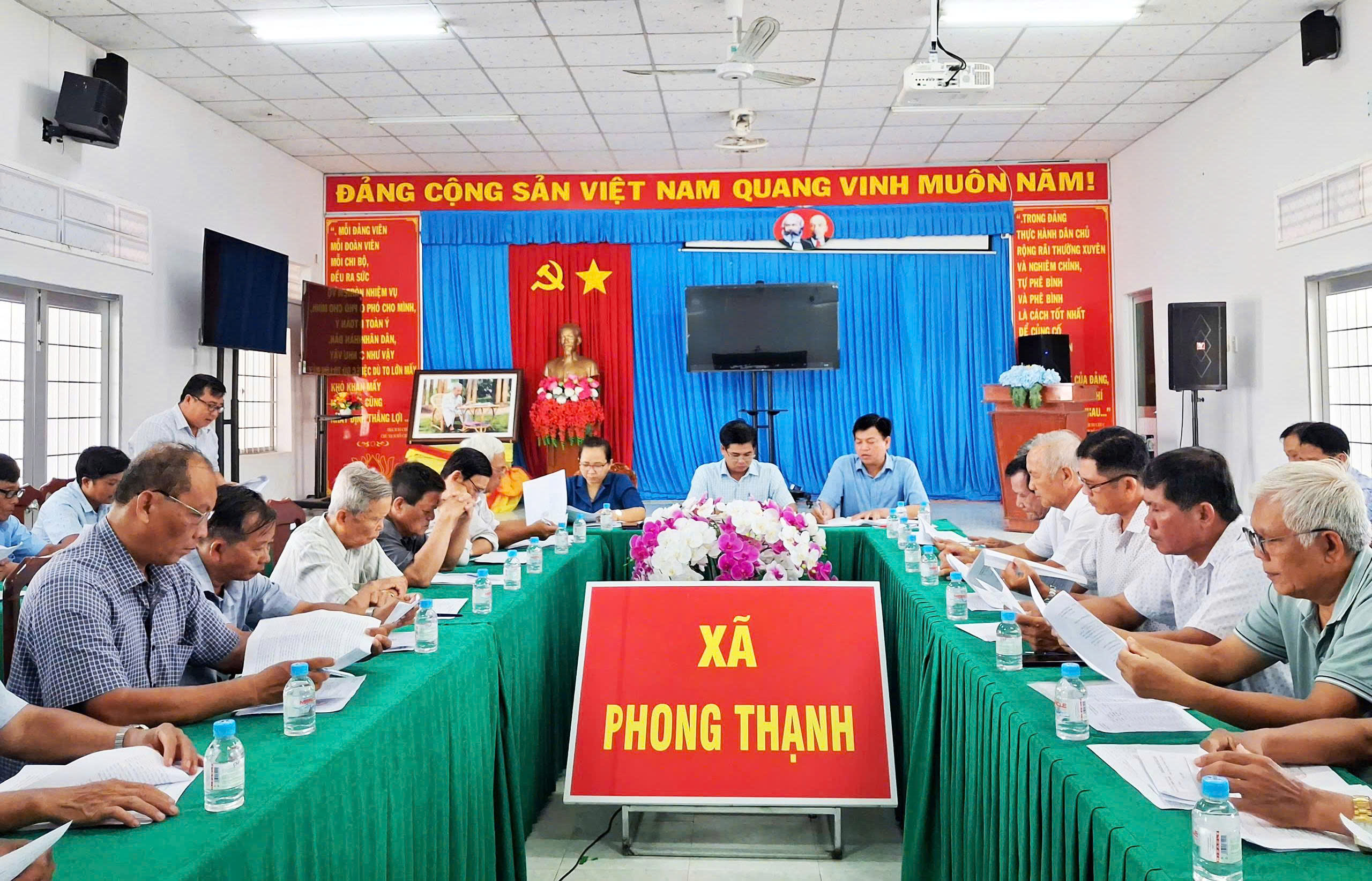 Phong Thạnh tổ chức lấy ý kiến cán bộ hưu trí về phương án sắp xếp ấp